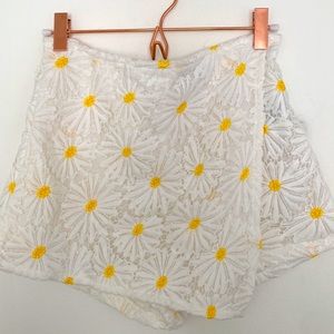 Forever 21 all over Daisy print skort